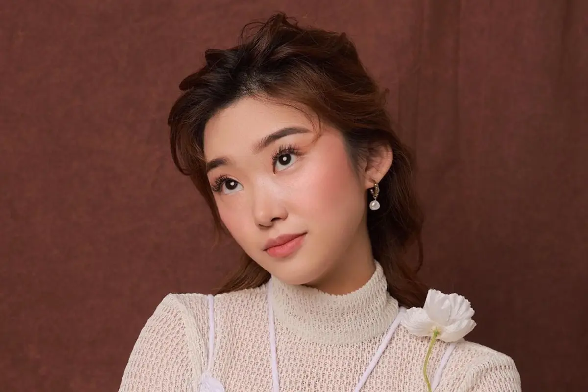 Gaya Livy Renata Pakai Outfit Putih Ini Menawan, Aura Bintang Terpancarkan