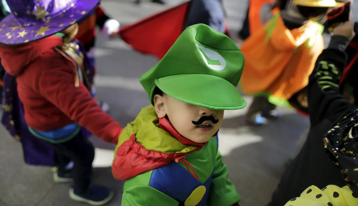 Siswa sekolah Brainshire memakai kostum Mario Bros selama parade halloween di kota Paranaque, Filipina, Jumat (30/10/2015). Anak - anak ini ikut merayakan halloween yang dirayakan setiap akhir bulan oktober. (REUTERS/Romeo Ranoco)