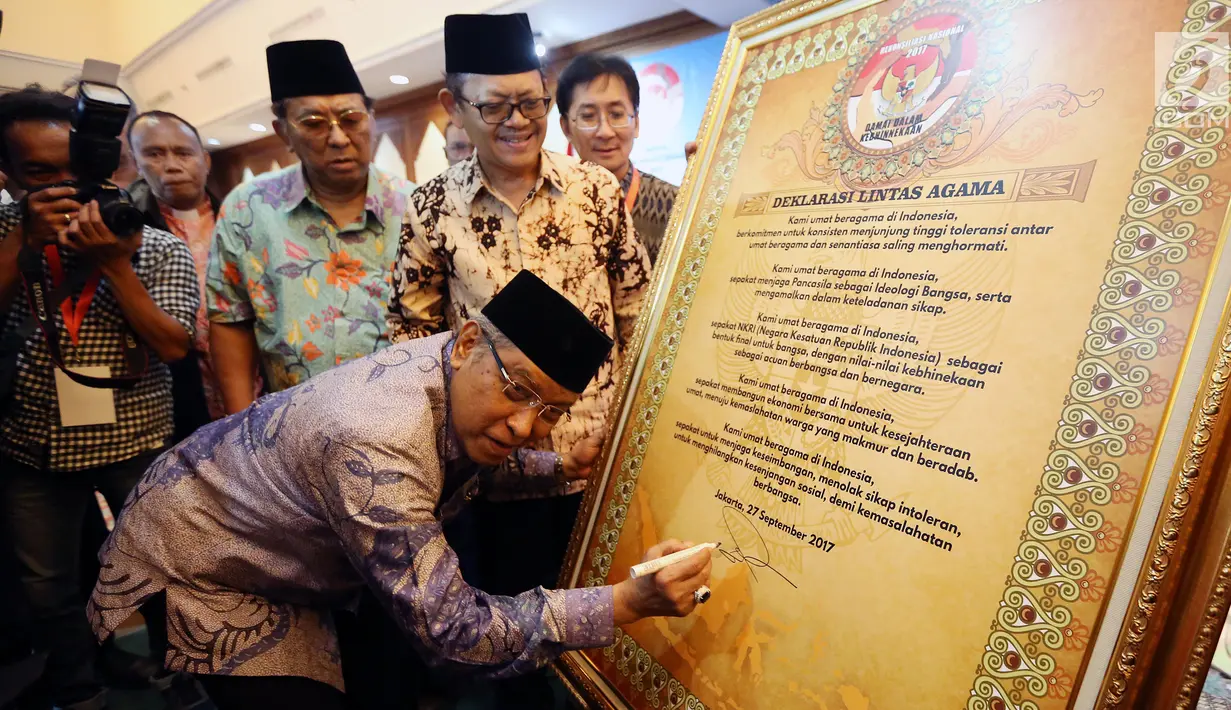 Ketua Umum PBNU KH Said Aqil Siradj menandatangani Deklarasi Lintas Agama sekaligus membuka acara Sarasehan Lintas Agama Merawat Kebhinekaan di Gedung PBNU, Jakarta, Rabu (27/9). (Liputan6.com/Johan Tallo)