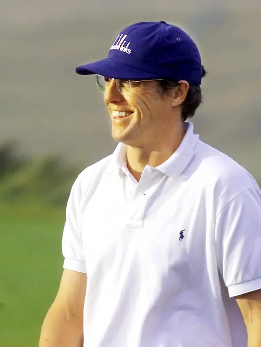 Sementara itu, Hugh Grant terlihat bermain golf selama putaran ketiga 2015 Alfred Dunhill Links Championship di Kingsbarns, Skotlandia, pada Sabtu (3/10/2015). (Bintang/EPA)