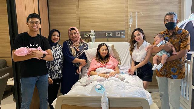 6 Potret Kumpul Keluarga Nikita Willy Usai Winona Lahiran, Dikaruniai Ponakan Perempuan