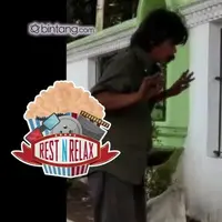 Netizen dihebohkan dengan foto seorang pria yang Salat Jumat menggunakan pakaian lusuh dan tanpa alas kaki di luar pagar Masjid Agung Garut, Jawa Barat, pada Jumat 