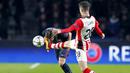 Kaki dari gelandang PSV Eindhoven, Marco van Ginkel, mengenai kepala bek sayap Atletico Madrid, Filipe Luis. Pada laga itu PSV sempat bermain 10 orang sejak menit ke-68 akibat kartu merah yang diterima oleh Gaston Pereiro. (Reuters/Michael Kooren)