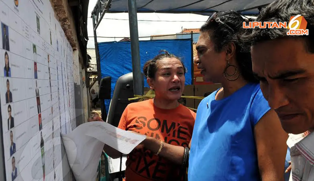 Dengan berbaju simpel dan tanpa makeup, waria yang berdomisili di kawasan Cilandak, Jakarta Selatan mendatangi TPS 075 (Liputan6.com/Johan Tallo)