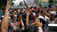 Pedagang hewan kurban di kawasan Tanah Abang, Jakarta, bentrok dengan petugas saat akan ditertibkan, (30/9/14). (Liputan6.com/Faizal Fanani)