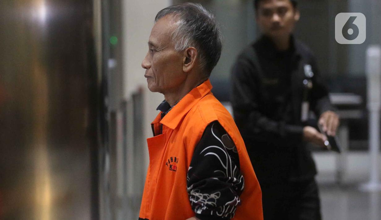 HM Kunang diduga menjadi perantara yang menjembatani pemberian uang dari pihak swasta kepada anaknya, Ade Kuswara Kunang. Tampak dalam foto, tersangka kasus dugaan suap ijon proyek di lingkungan Pemerintah Kabupaten Bekasi, HM Kunang berjalan keluar Gedung Merah Putih Komisi Pemberantasan Korupsi, Jakarta, Rabu (8/4/2026). (Liputan6.com/Helmi Fithriansyah)