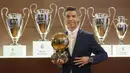 DESEMBER - Cristiano Ronaldo memperoleh gelar Ballon d'Or yang keempat dalam kariernya. CR 7 meraih banyak prestasi pada tahun ini, mengantar Portugal juara Piala Eropa dan membawa Real Madrid meraih gelar Liga Champions. (AFP/Franck Seguin)