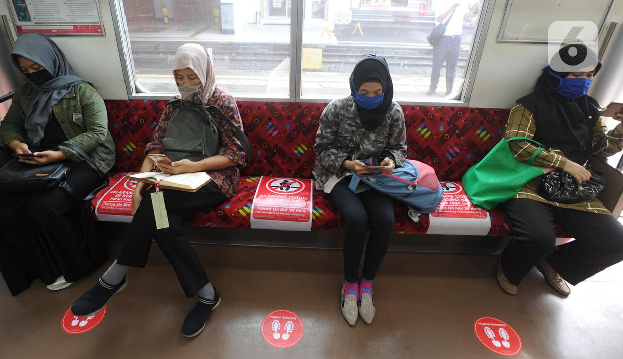 FOTO Penerapan Pembatasan Penumpang Dalam Gerbong KRL 