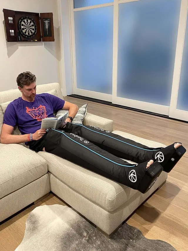 Ilustrasi pemakaian compression boots sebagai alat pemulihan.