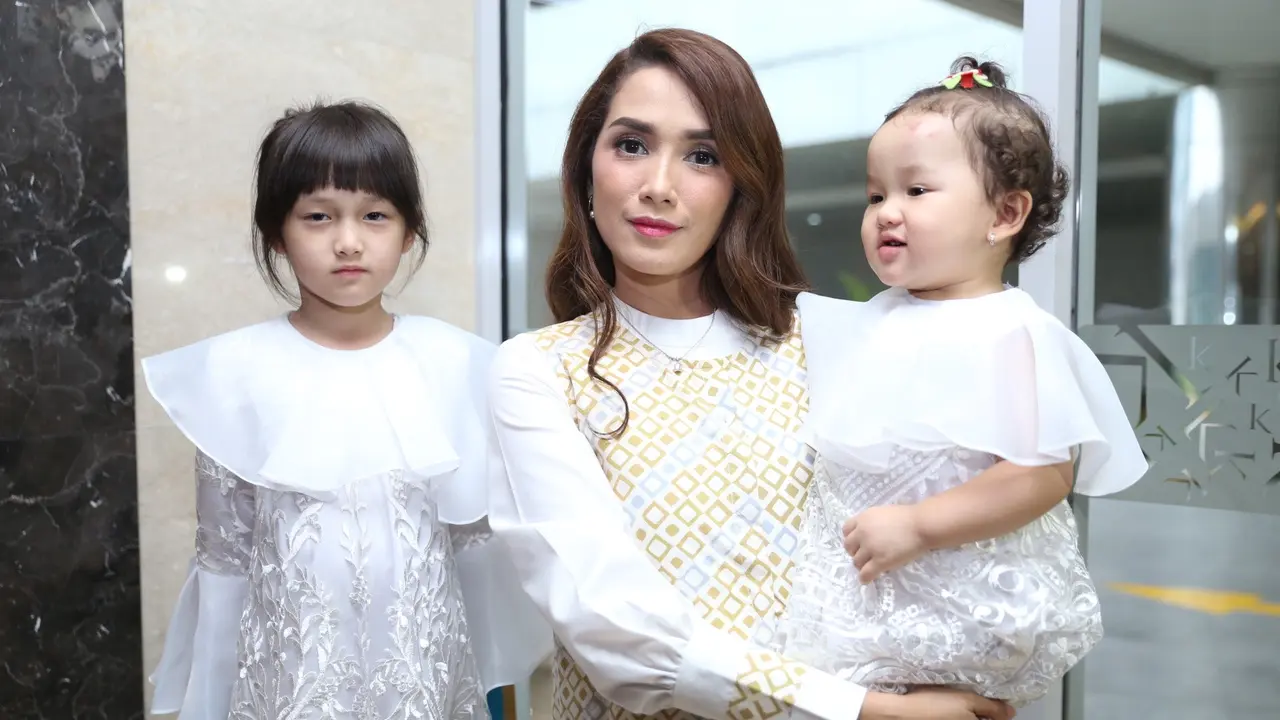 [Bintang] Ussy Sulistiawaty