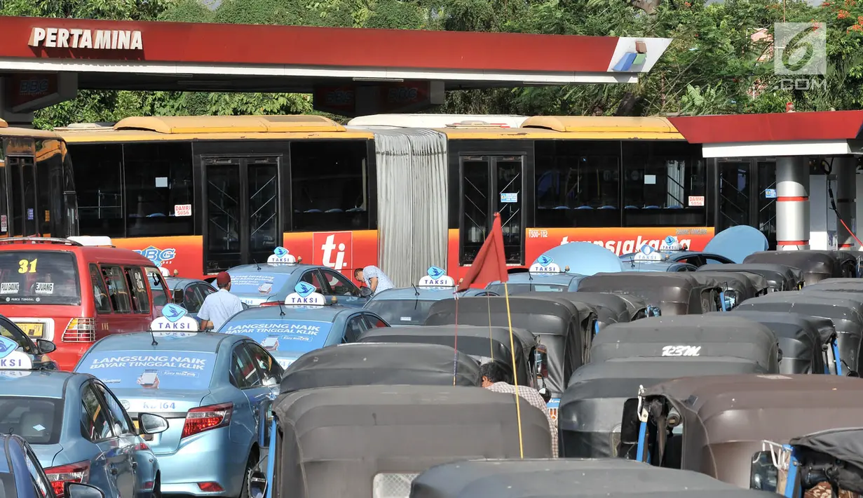 Bajaj, taksi, dan bus Transjakarta antre mengisi BBG di SPBG Pemuda, Jakarta, Kamis (15/11). Minimnya keberadaan SPBG menyebabkan antrean panjang kendaraan yang akan mengisi BBG hingga ke pinggir jalan menimbulkan kemacetan. (Merdeka.com/Iqbal S. Nugroho)