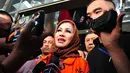Wali Kota Tegal Siti Masitha menjawab pertanyaan awak media usai menjalani pemeriksaan di Gedung KPK, Jakarta, Rabu (30/8). Sebelumnya, Bunda Sitha terjaring operasi tangkap tangan (OTT) KPK yang dilakukan di Balai Kota Tegal. (Liputan6.com/Helmi Afandi)