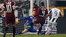 Striker Juventus, Gonzalo Higuain, mencetak gol ke gawang Torino yang dijaga Joe Hart dalam laga pekan ke-16 Serie A 2016-2017 di Stadion Olimpico Grande Torino, Minggu (11/12/2016). (AFP/Marco Bertorello)