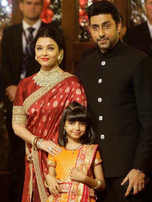 Aktor Bollywood, Aishwarya Rai Bachchan dan Abhishek Bachchan bersama putri mereka menghadiri pernikahan Isha Ambani dan Anand Piramal di Mumbai, Rabu (12/12). Isha merupakan putri orang terkaya di India menurut Forbes, Mukesh Ambani. (AP/Rajanish Kakade)