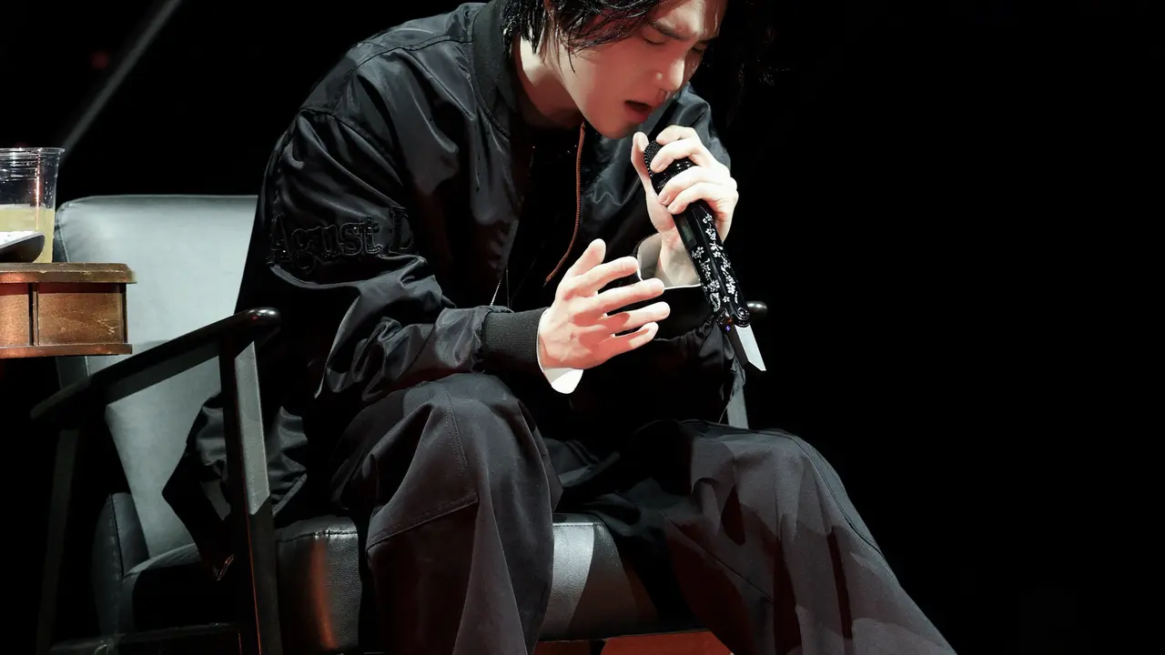 Dua busana Suga BTS untuk konser solo dibuat langsung oleh Valentino, credit: Tim Suga