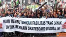 Citizen6, Bandung: Lewat acara Bandung Go Skateboarding Day 2011 komunitas ini membawa misi, menuntut kepada pemerintah Kota Bandung agar menyediakan arena bermain skateboard yang layak bagi mereka. (Pengirim: Aries Radhmandy)