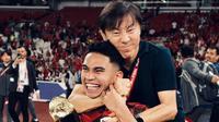 Pelatih Timnas Indonesia Shin Tae-yong bercanda dengan Marselino Ferdinan usai Timnas Indonesia menang 2-0 atas Arab Saudi dalam lanjutan putaran ketiga Kualifikasi Piala Dunia 2026 di SUGBK, Jakarta, 19 November 2024. (Instagram/shintaeyong7777)