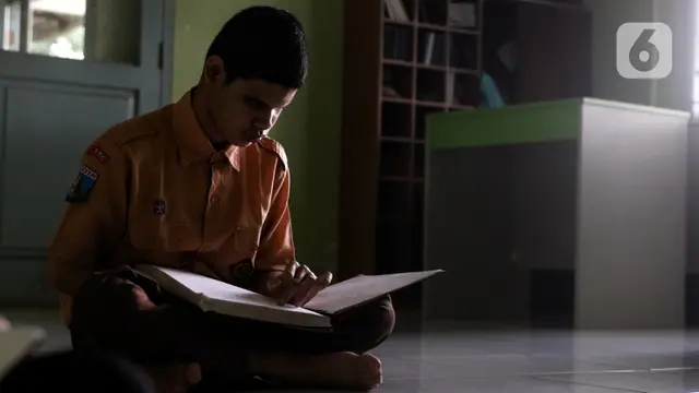 Perjuangan Disabilitas Tadarus dengan Al-Quran Braille