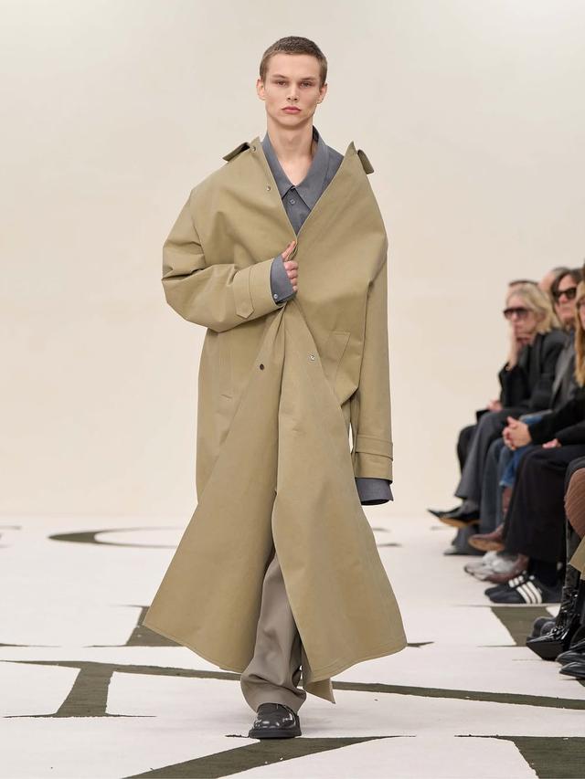 6 Tahun Absen, Calvin Klein Bawa Koleksi Rancangan Direktur Kreatif Perempuan Pertamanya ke Panggung NYFW 2025