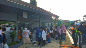 Tak Diizinkan Naik Kereta, Calon Penumpang Rusak Loket Stasiun Sukabumi