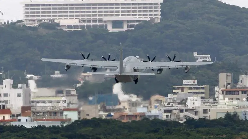 Sebuah pesawat terbang landas dari pangkalan militer AS di Okinawa, Jepang (AP/Shizuo Kambayashi)