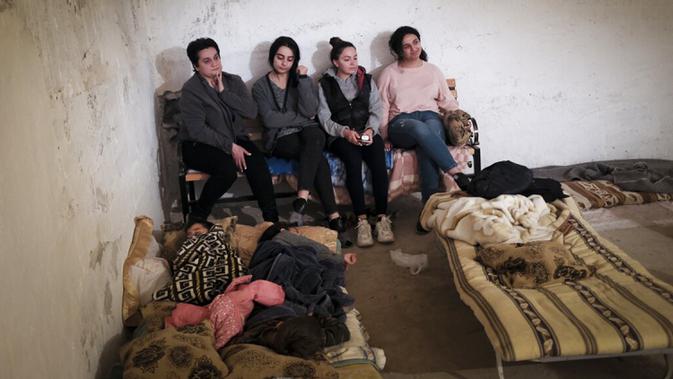 Sejumlah wanita Armenia melindungi diri dari serangan bom di Stepanakert, Republik Nagorno-Karabakh, Azerbaijan, 28 September 2020. Pasukan Armenia dan Azerbaijan bertempur atas wilayah separatis Nagorno-Karabakh. (Karo Sahakyan, ArmGov/PAN Photo via AP)