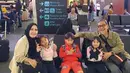 "Mulai dari perjalanan didalam mobil...ruang check in hingga ruang tunggu gate 2A terminal 3 Soetta....semua cucuku penuh gaya...semoga mereka selalu saling menyayangi selamanya... aamiin," tulis Deddy Mizwar sebagai keterangan foto yang diunggah 14 Juni. [Instagram/deddy_mizwar]