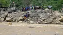 Tali sling menjadi satu-satunya penghubung antar desa yang terpisah oleh sungai berarus deras. Tampak dalam foto, warga menggunakan tali untuk menyeberangi sungai setelah banjir bandang yang menghancurkan desa-desa di sekitarnya di Ketol, provinsi Aceh, pada Selasa 6 Januari 2026. (CHAIDEER MAHYUDDIN/AFP)