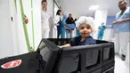 Petugas medis melihat Souvail (2) menggunakan mobil mainan listrik menuju ruang operasi di Rumah Sakit Valenciennes, Prancis, Jumat (2/2). Program ini untuk membuat anak-anak lebih santai sebelum menjalani prosedur operasi. (FRANCOIS LO PRESTI/AFP)
