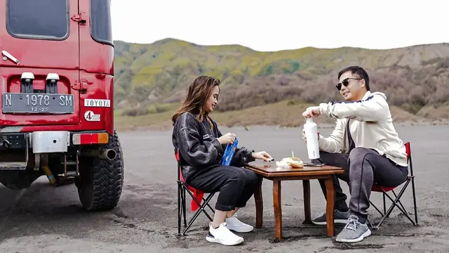 FOTO: Gaya Gritte Agatha Liburan di Bromo, Mesra Bareng Kekasih