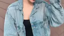 Dikenal sebagai sosok yang cantik, muda dan supel, aktris berdarah Jerman-Indonesia ini meamng selalu tuai pujian. Padahal dirinya hanya menggunakan denim dan aksesoris kacamata hitam.(Liputan6.com/IG/@steffizamoraaa)