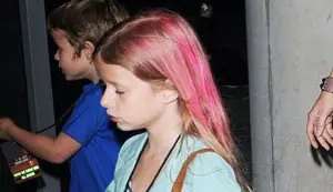 Apple Martin terlihat dengan sentuhan warna pink pada rambutnya