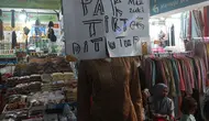 Para pedagang di Pasar Tanah Abang menulis permintaannya untuk menutup platform digital seperti TikTok Shop yang dinilai merebut pasar mereka. (dok: Arief)