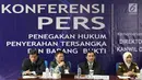 Suasana konferensi pers penyerahan berkas tersangka kasus tindak pidana perpajakan kepada Kasi Penuntutan Kejari Jakarta Selatan Ery Sarifah di Jakarta, Rabu (2/8). (Liputan6.com/Immanuel Antonius)
