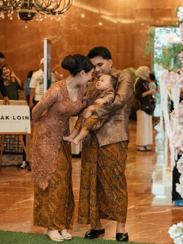 Tedak Siten Arash Putra Aaliyah dan Thariq