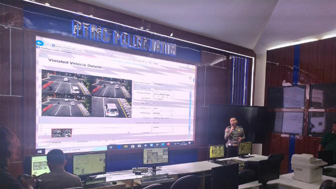 Di Surabaya, Jawa Timur akan menerapkan tilang elektronik atau Electronic Traffic Law Enforcement (E-TLE) dengan memanfaatkan closed circuit television (CCTV) pada Januari 2020. (Foto: Liputan6.com/Dian Kurniawan)
