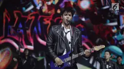 Aksi gitaris Band Anak Langit, Ammar Zoni saat tampil dalam acara SCTV Music Awards 2018 di Studio Emtek, Jakarta, Selasa (27/4). (Liputan6.com/Faizal Fanani)