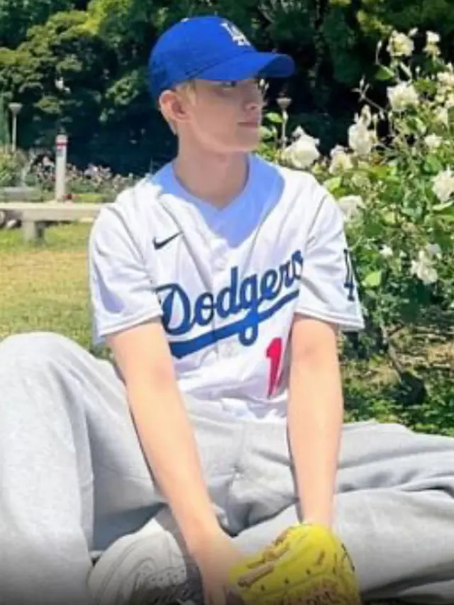 DK Seventeen mengenakan jersey