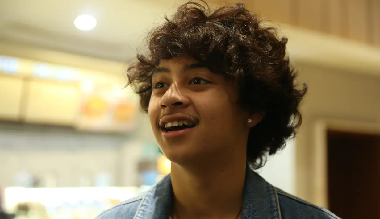 Ketika pewarta menanyakan apakah tidak cemburu melihat Chelsea pindah ke lain hati. "Enggak, masa iya gue cemburu," kata Bastian sembari tertawa. (Nurwahyunan/Bintang.com)