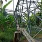 Tower listrik PLN di Kabupaten Kampar roboh karena besinya dipreteli oleh maling. (Liputan6.com/Istimewa)