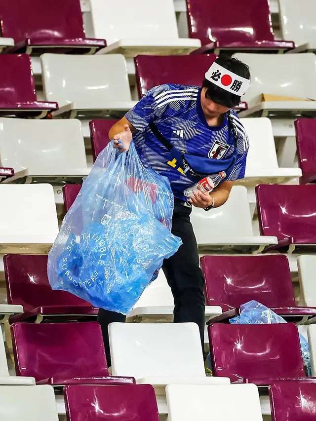 6 Aksi Suporter Jepang Bersih-Bersih Stadion Piala Dunia 2022, Sifat Disiplin Banjir Pujian