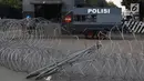 Kawat berduri mengelilingi gerbang Mako Brimob Kelapa Dua di Depok, Jawa Barat, Rabu (9/5). Penjagaan di sekitar lokasi terus diperketat akibat kerusuhan napi teroris yang berlangsung sejak Selasa (8/5) malam lalu. (Liputan6.com/Immanuel Antonius)