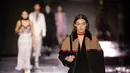 Model Gigi Hadid memeragakan busana koleksi Burberry dalam London Fashion Week 2020 di London, Inggris, Senin (17/2/2020). London Fashion Week 2020 berlangsung pada tanggal 14 hingga 18 Februari. (Photo by Vianney Le Caer/Invision/AP)