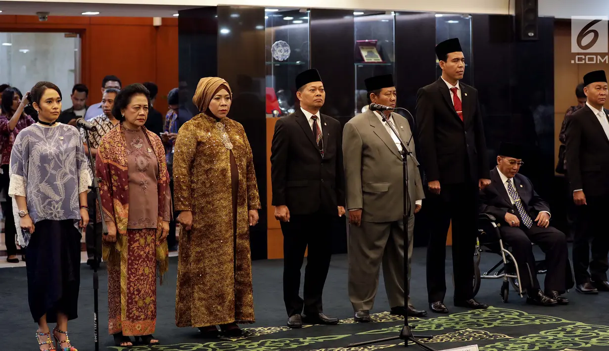Anggota MPR Pengganti Antar Waktu (PAW) saat dilantik di Kompleks Parlemen, Senayan, Jakarta, Kamis (18/10). MPR melantik sembilan orang anggota dewan dalam PAW yang berasal dari Fraksi PAN, Demokrat, PPP dan Gerindra. (Liputan6.com/Johan Tallo)