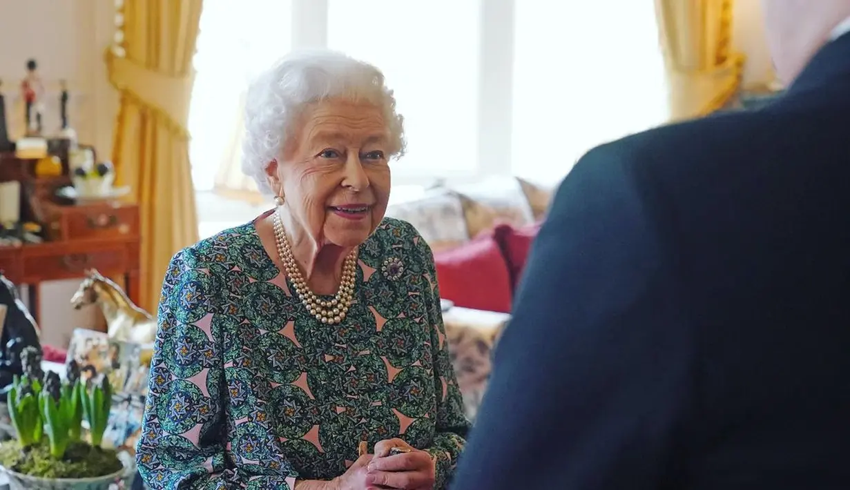 Ratu sangat menyukai kalung mutiara tiga untai yang jadi cirinya  (Foto: Instagram @theroyalfamily)