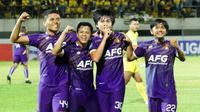 Striker muda Persik Kediri, Rendy Juliansyah, dan rekan setimnya merayakan gol ke gawang Barito Putera dalam laga pekan ke-11 BRI Liga 1 2022/2023, Kamis (29/9/2022). (Bola.com/Gatot Susetyo)