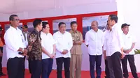 Presiden Jokowi dan rombongan disambut langsung oleh Direktur Utama Pelindo III Doso Agung di lokasi rencana pembangunan pelabuhan, Desa Batu Cermin, Kecamatan Komodo, Labuan Bajo Nusa Tenggara Timur.