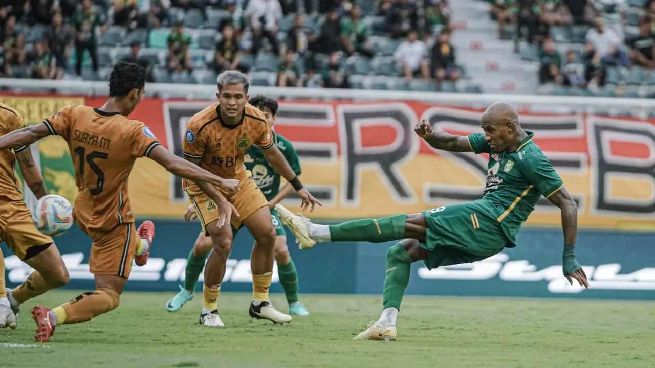 Paulo Henrique saat melepaskan tendangan keras ke gawang Bhayangkara Presisi Indonesia FC. (Foto: Persebaya.id)