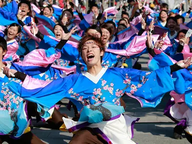 Para peserta parade menari di sepanjang jalan Tokyo saat pagelaran Festival Yosakoi di Tokyo, Jepang (6/11). Yosakoi sendiri adalah tari dengan ciri khas gerakan tangan dan kaki yang dinamis. (AP Photo/Shizuo Kambayashi)
