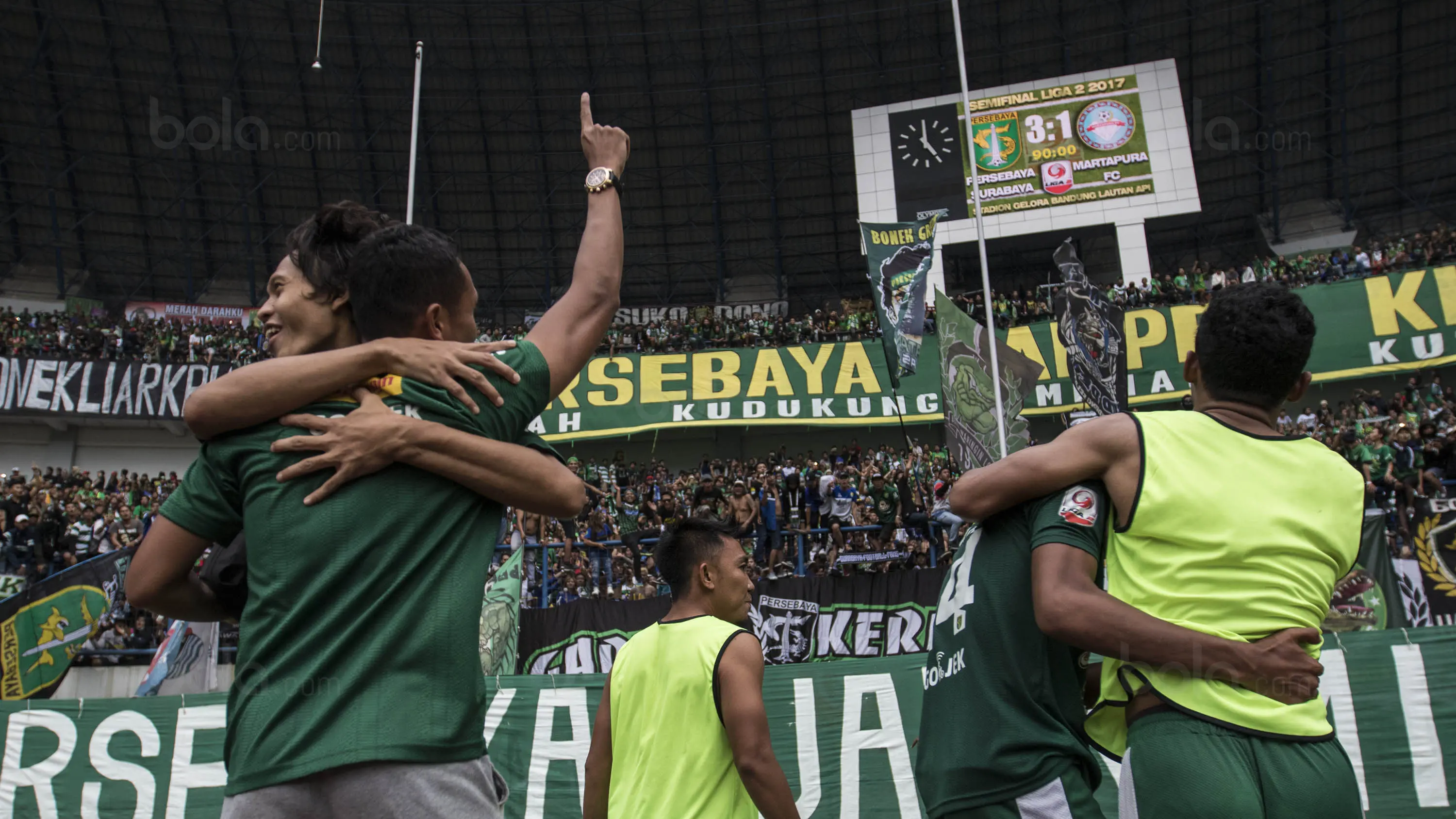 Para pemain Persebaya merayakan kemenangan atas Martapura FC pada laga semifinal Liga 2 2017 di Stadion GBLA, Bandung, Sabtu (25/11/2017). Persebaya menang 3-1 atas Martapura FC. (Bola.com/Vitalis Yogi Trisna)